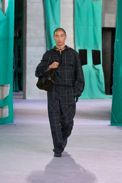 Look 32